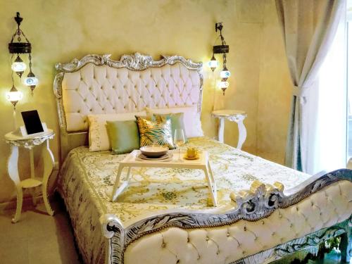 圣维托诺曼Borgo Salentino的卧室配有一张白色的床和一张桌子