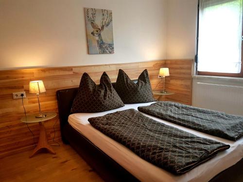弗拉塔赫Appartementhaus Zraunig的卧室配有带枕头的床铺和窗户。