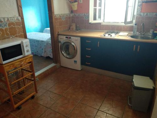卡拉德莫尔Villa La Canarita的厨房配有洗衣机和水槽