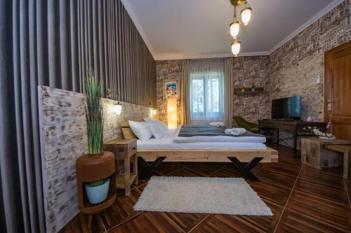 豪伊杜索博斯洛普拉坦花园酒店的卧室配有一张床和一张桌子