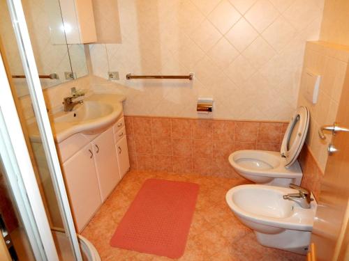 科尔福索La Pineta的一间带卫生间和水槽的浴室