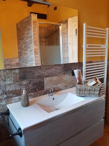 GavinanaLa locanda dei Reggia的一间带水槽和镜子的浴室