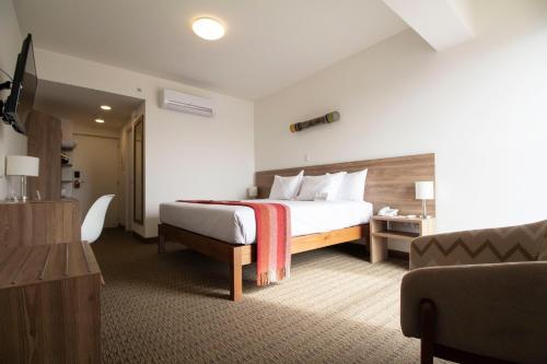 皮乌拉Tierra Viva Piura Hotel的酒店客房,配有床和沙发