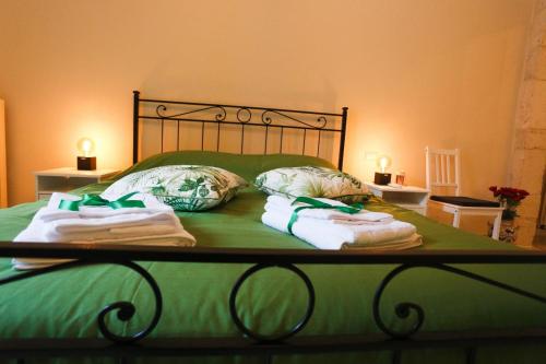 普蒂尼亚诺CASA CAIROLI PUTIGNANO的一张带两条毛巾和两个枕头的床
