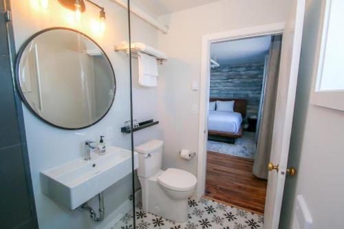 托菲诺玛克酒店的一间带水槽、卫生间和镜子的浴室