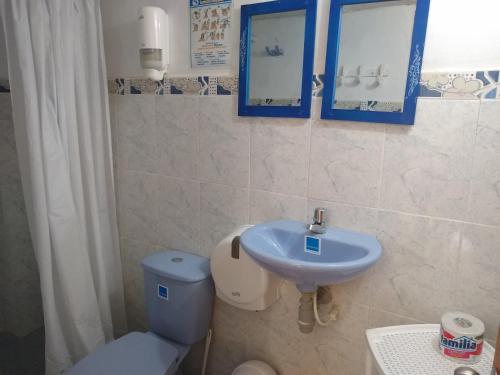 塔甘加Hostal Palohe Taganga的浴室配有蓝色水槽和卫生间。