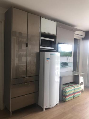 巴雷里尼亚斯GRAN LENÇOIS FLAT的带冰箱和柜台的厨房