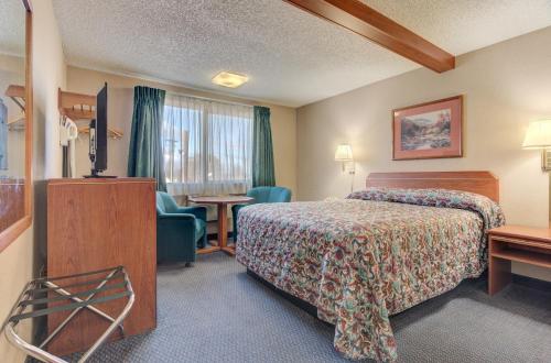 雷德蒙德雷德蒙德酒店的配有一张床和一张书桌的酒店客房
