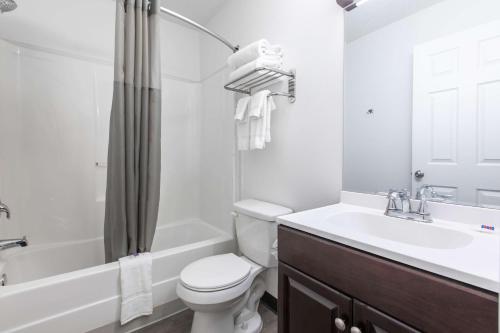 格林维尔Motel 6-Greenville, SC - I-85 Near Downtown的浴室配有卫生间、盥洗盆和浴缸。