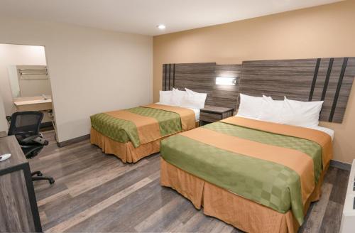 埃尔森特罗皇冠酒店的酒店客房配有两张床和一张书桌