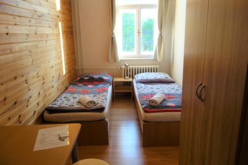 布尔诺布尔诺住宿加早餐旅馆的小房间设有两张床和窗户