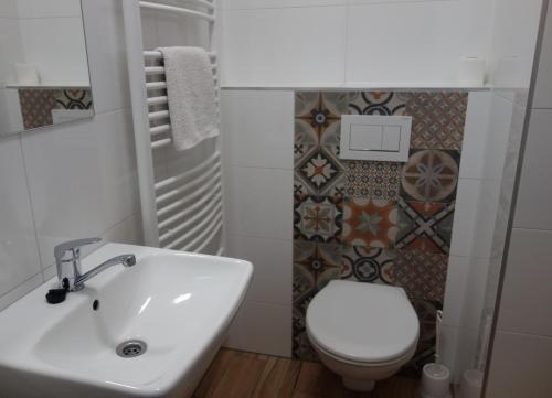 布尔诺布尔诺住宿加早餐旅馆的浴室配有白色水槽和卫生间。