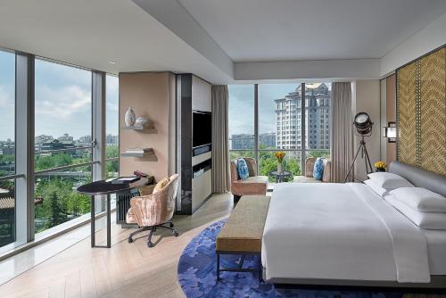 北京北京索菲特大酒店的一间卧室设有一张大床和一个大窗户