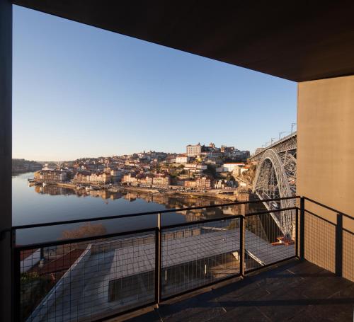 加亚新城奥琳达波尔图公寓的阳台享有桥梁和河流的景致。