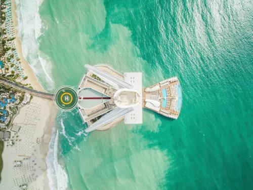 迪拜Burj Al Arab Jumeirah的海滩上游轮的空中景观