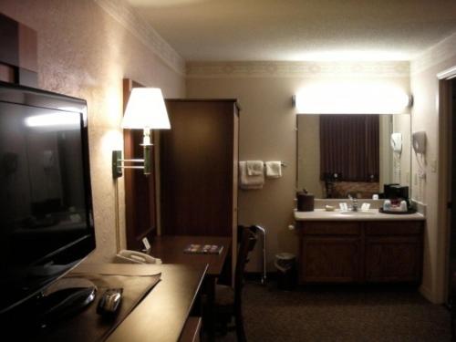 凯恩塔维特日尔汽车旅馆的客房设有带水槽和镜子的浴室