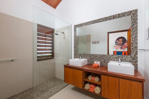 TanganggePrivate Holiday House的浴室设有2个水槽和镜子