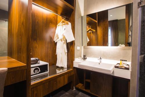 清莱NAI YA Hotel -SHA Extra Plus的一间带水槽和镜子的浴室