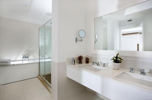 马萨鲁布朗斯黎莱斯布鲁酒店的白色的浴室设有两个盥洗盆和镜子