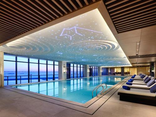 上海上海三甲港绿地铂瑞酒店-提供浦东机场和迪士尼班车的一座大型游泳池,拥有星空天花板