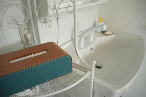北斗市Guest House Japan Heart的一个带水槽和架子上钱包的浴室
