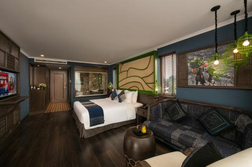 萨帕Pistachio Hotel Sapa的酒店客房,配有床和沙发