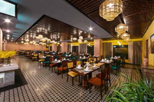 萨帕Pistachio Hotel Sapa的用餐室配有桌椅和吊灯。