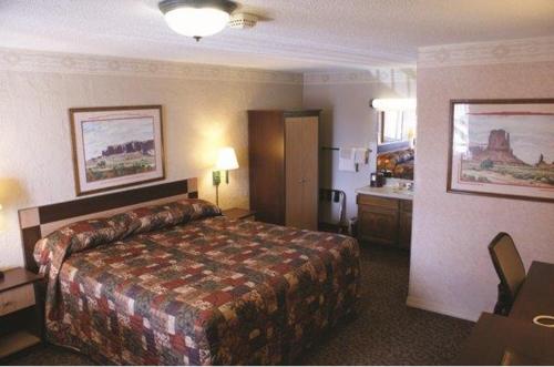 凯恩塔维特日尔汽车旅馆的一间酒店客房 - 带一张床和一间浴室
