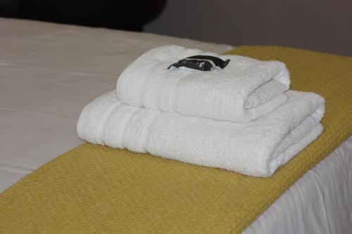 奥奇瓦龙戈布什枕头旅馆的床上的一大堆毛巾