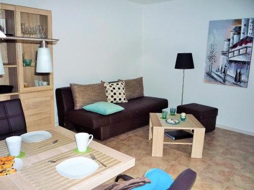 岑平Haus Vineta, Wohnung 7的客厅配有沙发和桌子