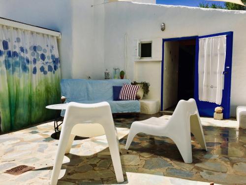 拉卡尼亚Sandra Studio的客厅配有白色椅子和蓝色沙发