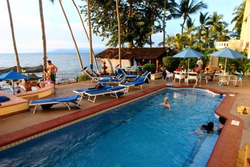 林多马尔度假酒店内部或周边的泳池