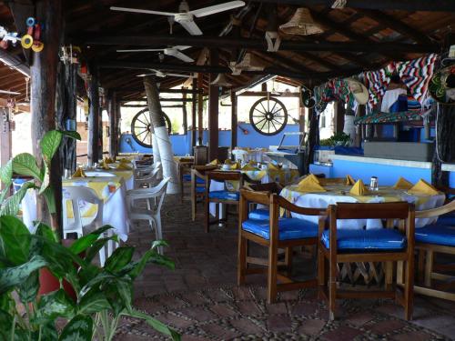 巴亚尔塔港林多马尔度假酒店的一间带桌椅和天花板的餐厅
