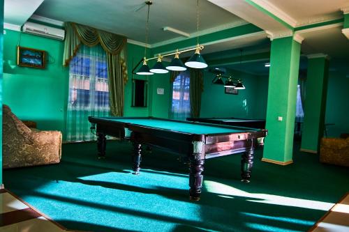 阿德勒大卫酒店的绿墙客房内的台球桌