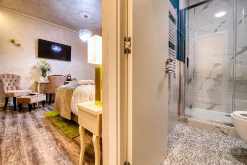 扎达尔Riva Palace - design rooms的一间酒店客房 - 带一张床和一间浴室
