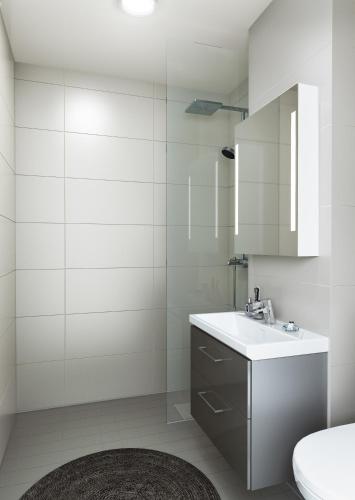纳坦利Naantali City Apartments的白色的浴室设有水槽和镜子