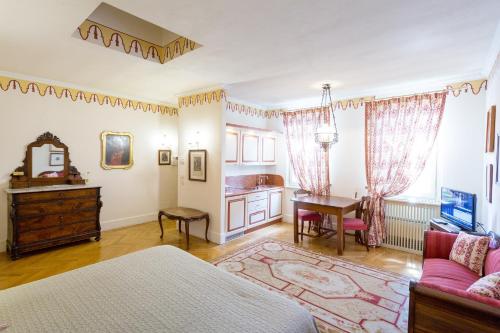 帕尔马帕拉索戴拉罗萨普拉堤酒店的一间卧室设有一张床和一间客厅。