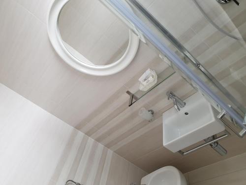 贝拉里亚-伊贾马里纳Hotel Admiral的一间带镜子和水槽的浴室