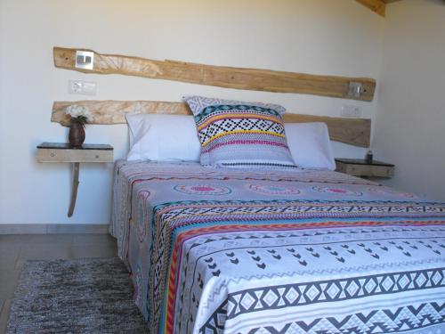 小佩德罗冈A casa do Moinho的一间卧室配有一张带木制床头板的床