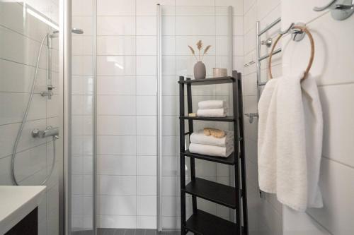 赫尔辛基Roost Kristianinkatu 9 C的浴室提供毛巾和黑毛巾架