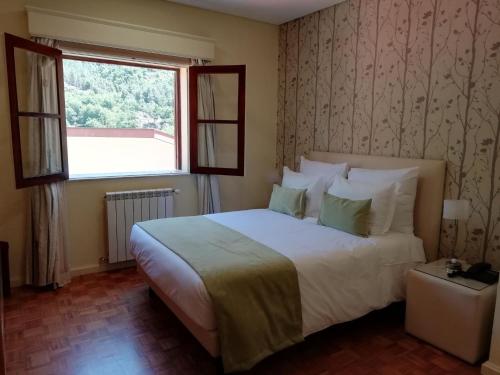 吉尔斯阿德莱德酒店的一间卧室设有一张大床和一个窗户。