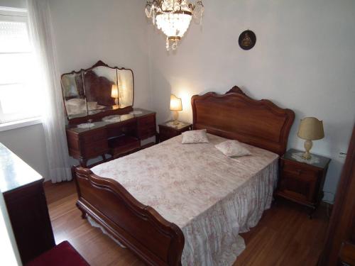 劳林哈Casa Zizi Bela的一间卧室配有一张床、梳妆台和镜子