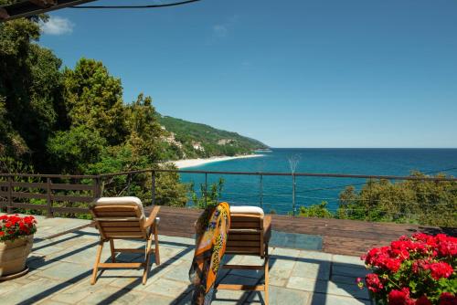 达默查理Pelion BNB Luxury homes的海景甲板上的两把椅子