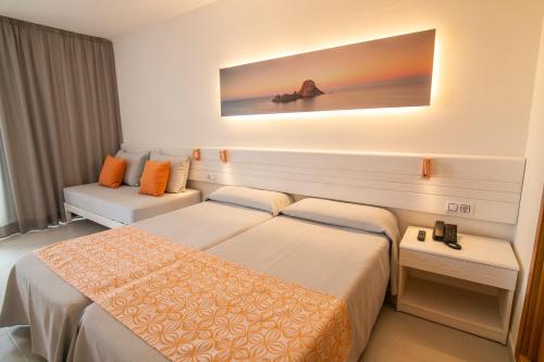 埃斯卡纳卡里布酒店的酒店客房设有两张床,墙上挂有绘画作品
