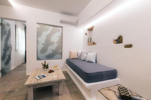 纳克索乔拉Arco Naxos Luxury Apartments的一间卧室配有一张床和一张桌子