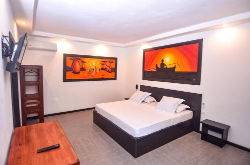 贝岛Hotel La Bombonera的一间卧室配有一张床和一张桌子