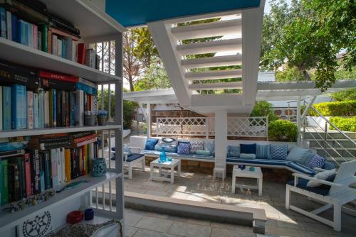 卡法斯西德拉托公寓的庭院设有书架、沙发和椅子