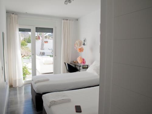 拉斯内格拉斯Casa David的一间卧室设有两张床,一扇门设有窗户