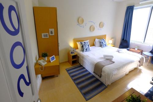 布罗马纳瓦基姆酒店的一间卧室设有一张大床和一个大窗户