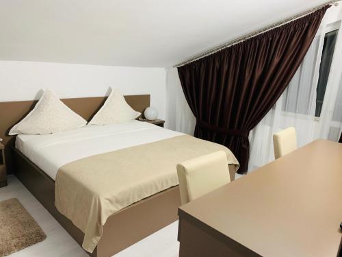 奥托佩尼FAST Airport Accomodation的酒店客房设有床和窗户。